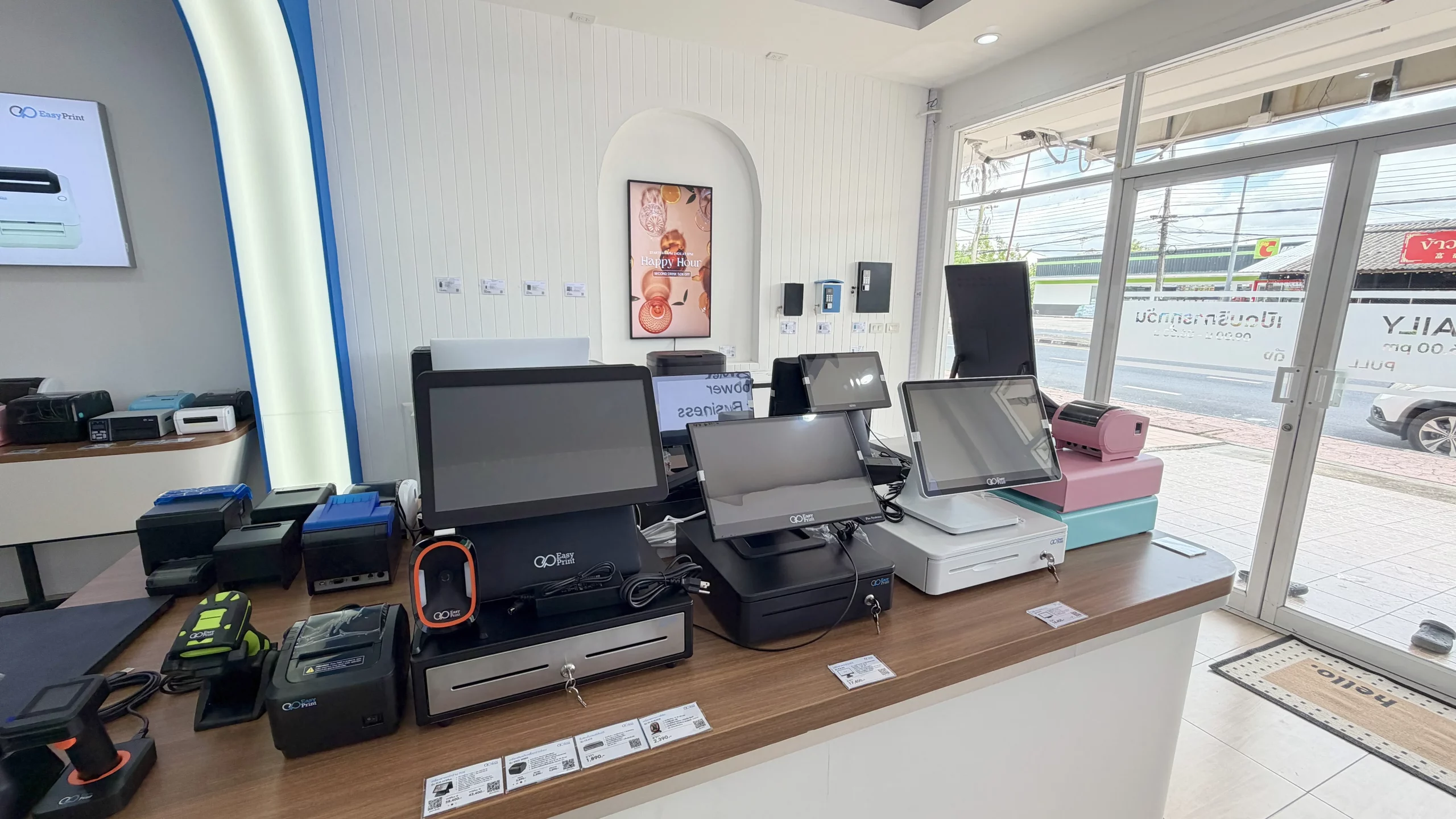 บรรยากาศภายใน EasyPrint Phuket สำหรับดูอุปกรณ์หลายประเภท
